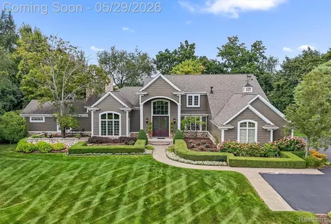 864 Pine Needle Trl, Oakland, MI 48306