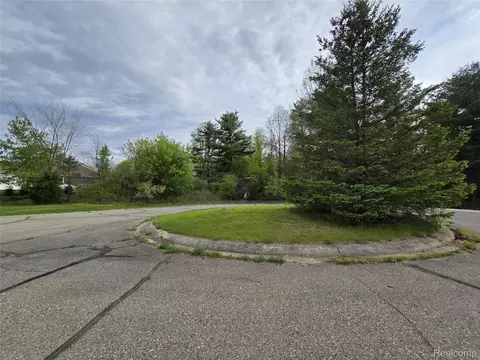 3831 Michael Ct, White Lake, MI 48383