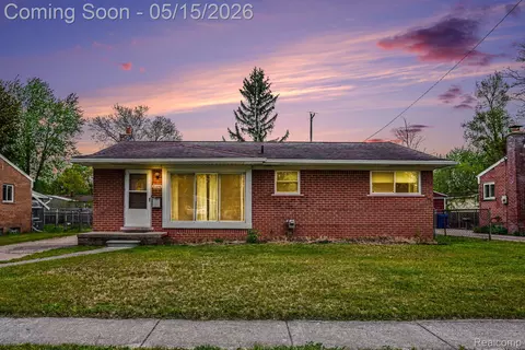 1104 Marion Dr, Holly, MI 48442