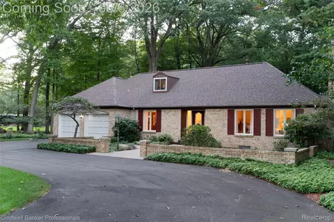 3969 Braeburn Dr, Norton Shores, MI 49441