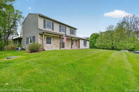 425 Arbor Pine Dr, Ortonville, MI 48462