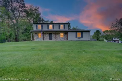 425 Arbor Pine Dr, Ortonville, MI 48462