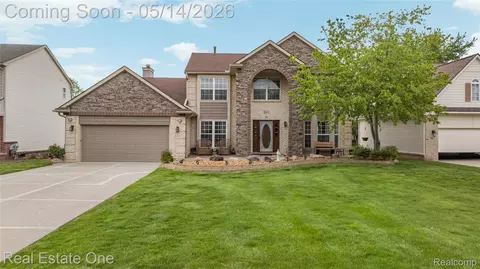 865 Drakeshire Dr, Commerce, MI 48390