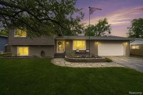 809 Holly Bush Dr, Holly, MI 48442