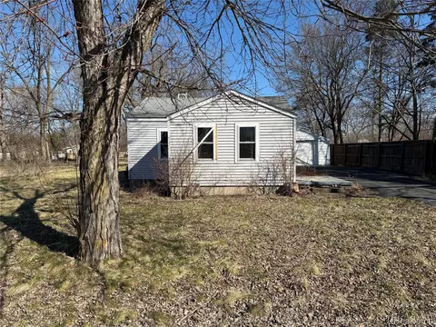 1038 W Pine Ave, Mount Morris, MI 48458