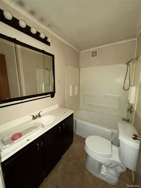Bath - 1038 W Pine Ave, Mount Morris, MI 48458 photo 1 of 2