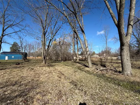 Exterior - 1038 W Pine Ave, Mount Morris, MI 48458 photo 3 of 5