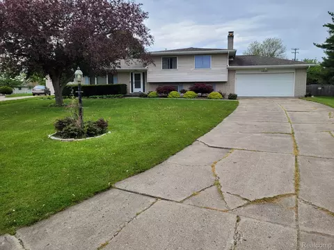 5523 Jerome Ln, Grand Blanc, MI 48439