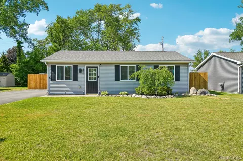 2602 Pontiac Lake Rd, Waterford, MI 48328