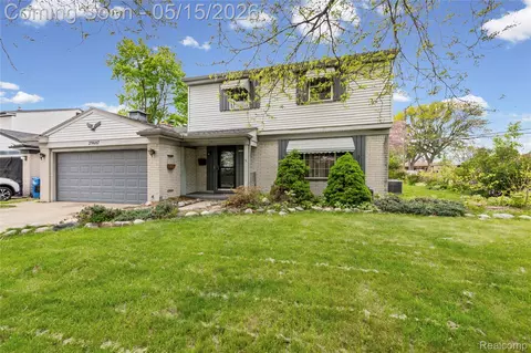 29687 Boewe Dr, Warren, MI 48092