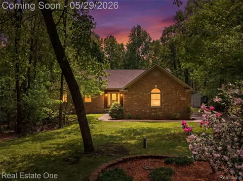 4640 Oak Ln, Whitmore Lake, MI 48189