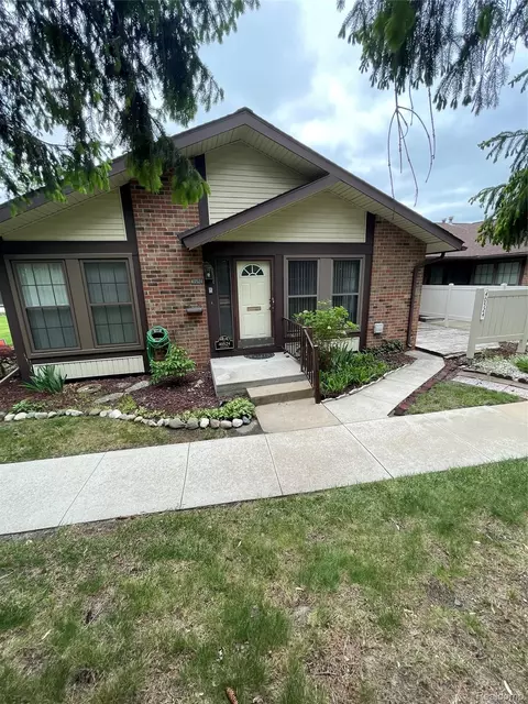 40524 Newport Dr, Plymouth, MI 48170