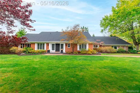 9555 Island Dr, Grosse Ile, MI 48138