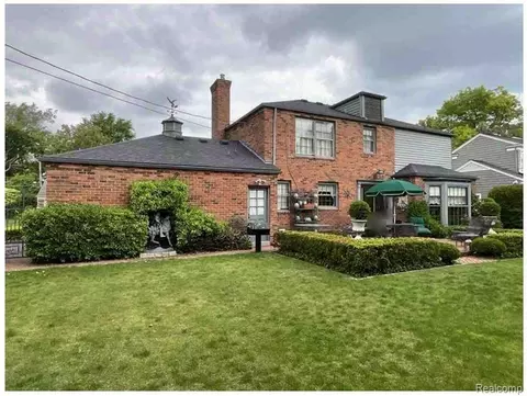 Exterior - 491 Colonial Rd, Grosse Pointe Woods, MI 48236 photo 3 of 5