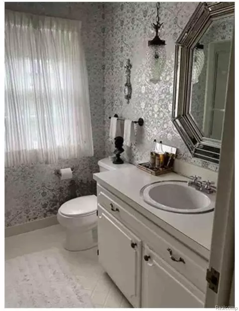 Bath - 491 Colonial Rd, Grosse Pointe Woods, MI 48236 photo 5 of 8