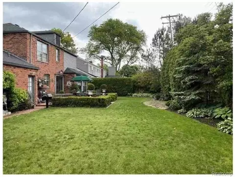 Exterior - 491 Colonial Rd, Grosse Pointe Woods, MI 48236 photo 4 of 5