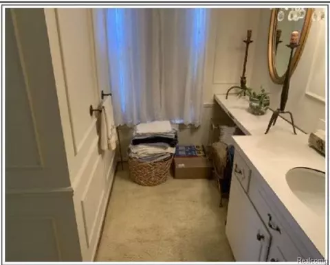Bath - 491 Colonial Rd, Grosse Pointe Woods, MI 48236 photo 7 of 8