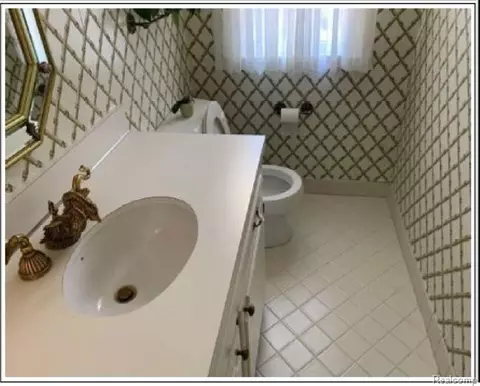 Bath - 491 Colonial Rd, Grosse Pointe Woods, MI 48236 photo 2 of 8
