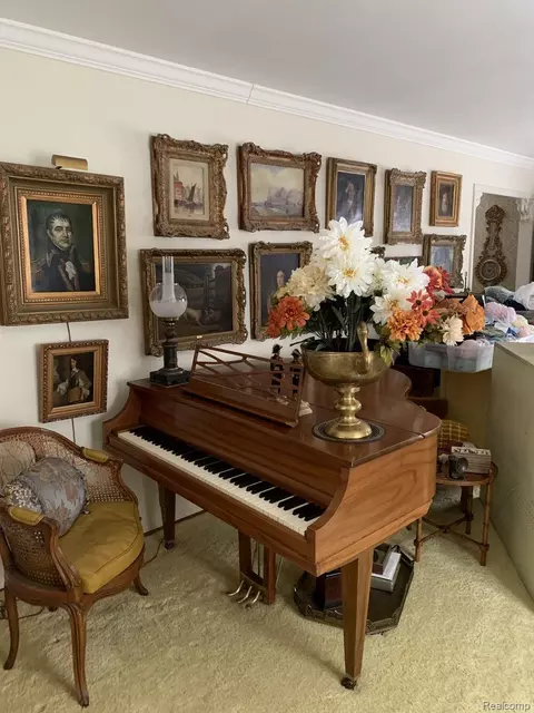 Living - 491 Colonial Rd, Grosse Pointe Woods, MI 48236 photo 2 of 4