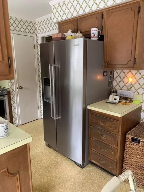Kitchen - 491 Colonial Rd, Grosse Pointe Woods, MI 48236 photo 2 of 3