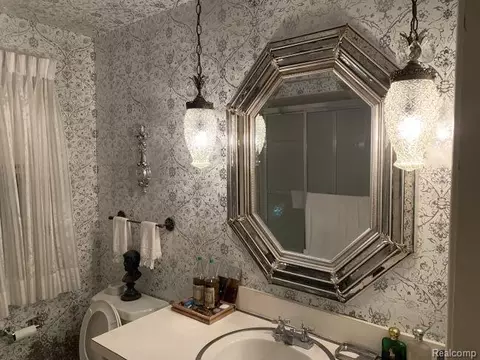 Bath - 491 Colonial Rd, Grosse Pointe Woods, MI 48236 photo 3 of 8