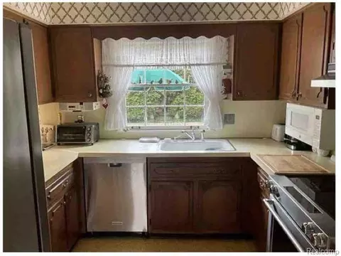 Kitchen - 491 Colonial Rd, Grosse Pointe Woods, MI 48236 photo 3 of 3