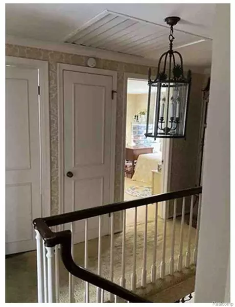 Entry Way - 491 Colonial Rd, Grosse Pointe Woods, MI 48236 photo 4 of 9