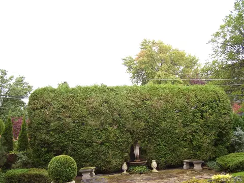 Exterior - 491 Colonial Rd, Grosse Pointe Woods, MI 48236 photo 2 of 5
