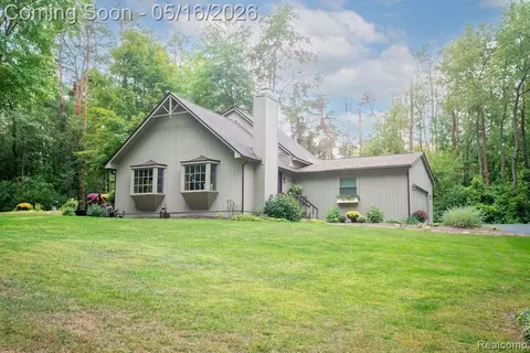 9256 Pine Hill Trl, Fenton, MI 48430