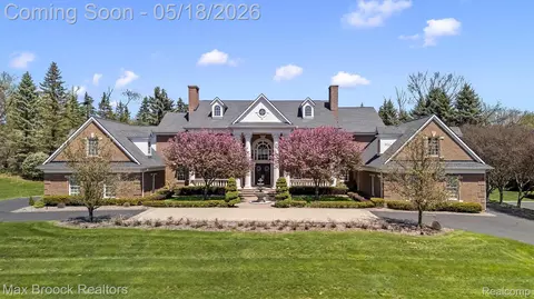 528 Barrington Ct, Bloomfield Hills, MI 48304