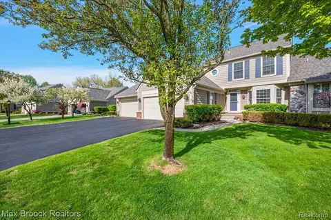 911 Tartan Trl, Bloomfield Hills, MI 48304