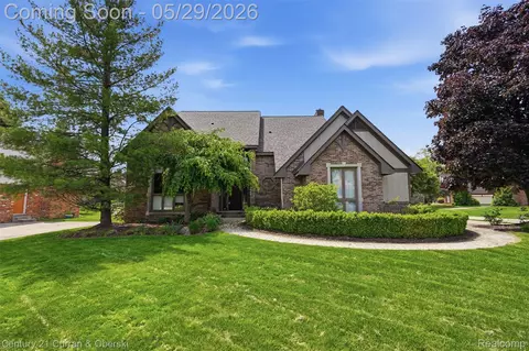 35975 King Edward Dr, Farmington Hills, MI 48331