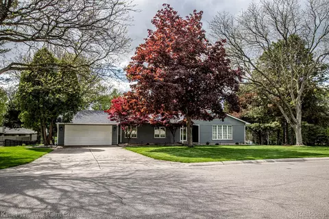 939 Biggers Ct, Rochester Hills, MI 48309
