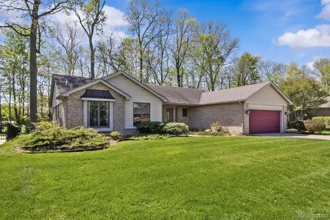 37781 Pickford Dr, Livonia, MI 48152