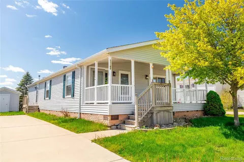 11160 Chestnut Run Ct, Green Oak, MI 48178