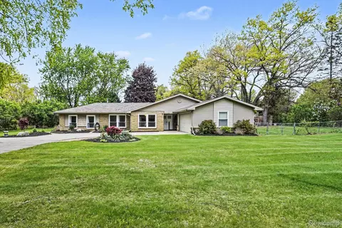 9511 Longmeadow St, Tyrone, MI 48430