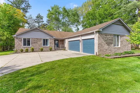 27900 Whitcomb St, Livonia, MI 48154