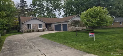 27900 Whitcomb St, Livonia, MI 48154