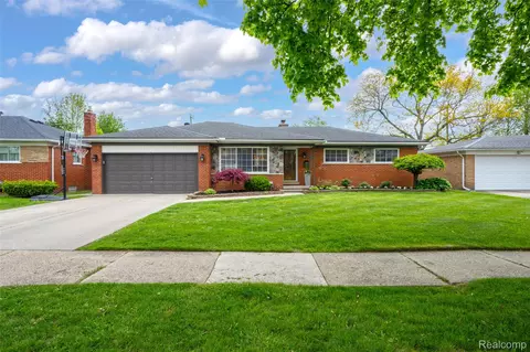 20500 Erben St, Saint Clair Shores, MI 48081