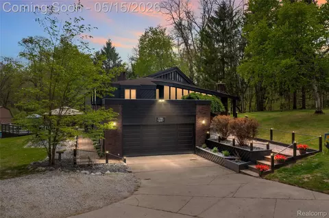 1751 Bird Rd, Groveland, MI 48462