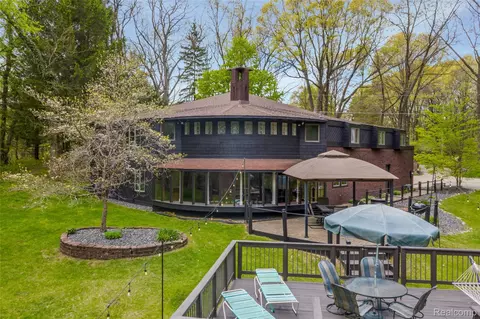 1751 Bird Rd, Groveland, MI 48462