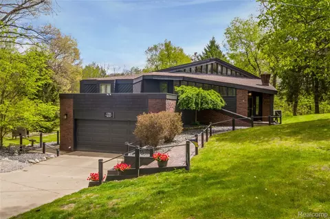 1751 Bird Rd, Groveland, MI 48462