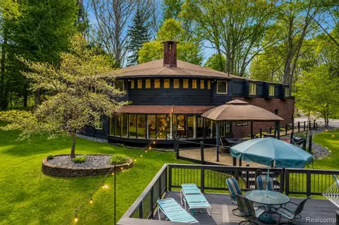 1751 Bird Rd, Groveland, MI 48462