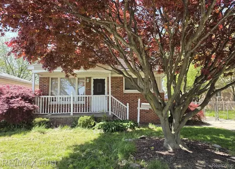 26451 Greenleaf St, Roseville, MI 48066