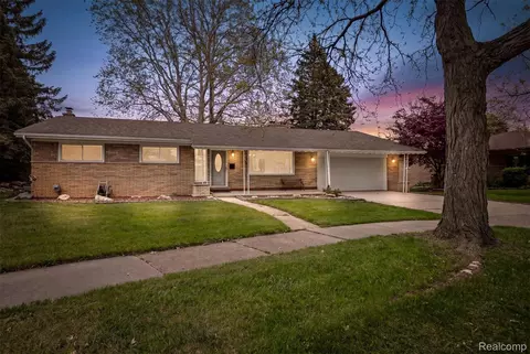 11215 Chippewa Dr, Warren, MI 48093