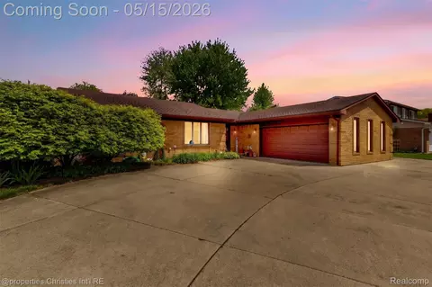 38324 Santa Anna St, Clinton Township, MI 48036