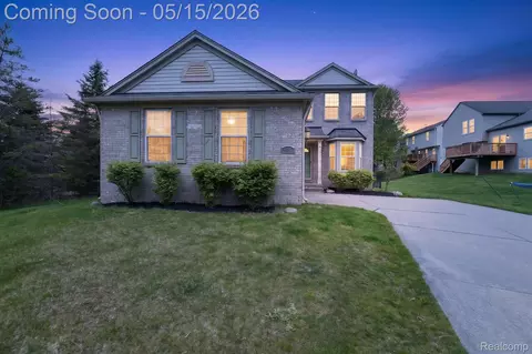 809 Canyon Creek Dr, Holly, MI 48442