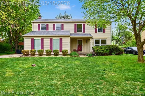 1749 Freemont Dr, Troy, MI 48098