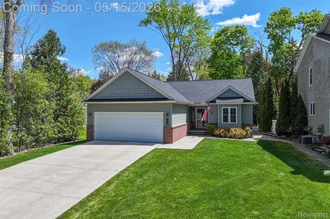 429 Grixdale Ln, Waterford, MI 48328