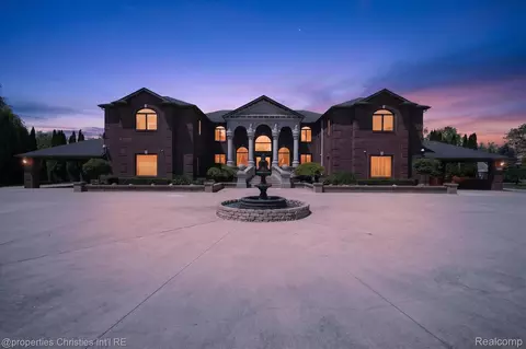 6223 Valleyfield Dr, Plymouth, MI 48170